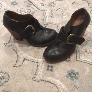 Kirks brown round toes buckle booties
